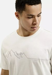 Biała bawełniana koszulka z minimalistycznym rysunkiem górskim w kolorze szarym. Okrągły dekolt i krótkie rękawy, gładka tekstura.