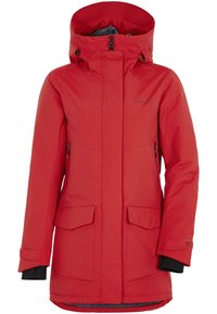 Manteau d’hiver rouge isolé avec capuche attachée, fermeture éclair frontale recouverte d’une patte coupe-vent, poches à rabat et bracelets de poignet réglables.