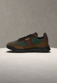 Vybráno, chocolate brown/forest