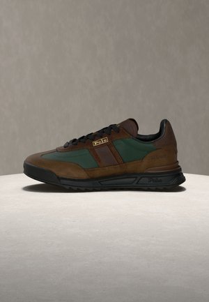 Brązowo-zielony sneaker z materiałów zamszowych i siateczkowych, z czarnymi sznurowadłami i logo marki. Podeszwa gumowa z bieżnikiem zapewniająca przyczepność.