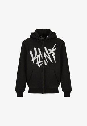Zwarte rits-hoodie gemaakt van zachte stof, met een groot wit graffiti-stijl logo op de voorkant en een kangoeroezak.