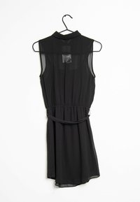 Schwarzes ärmelloses Kleid mit Kragen und tailliertem Schnitt, aus durchsichtigem Stoff gefertigt, mit asymmetrischem Saum und einem Etikett auf der Rückseite.