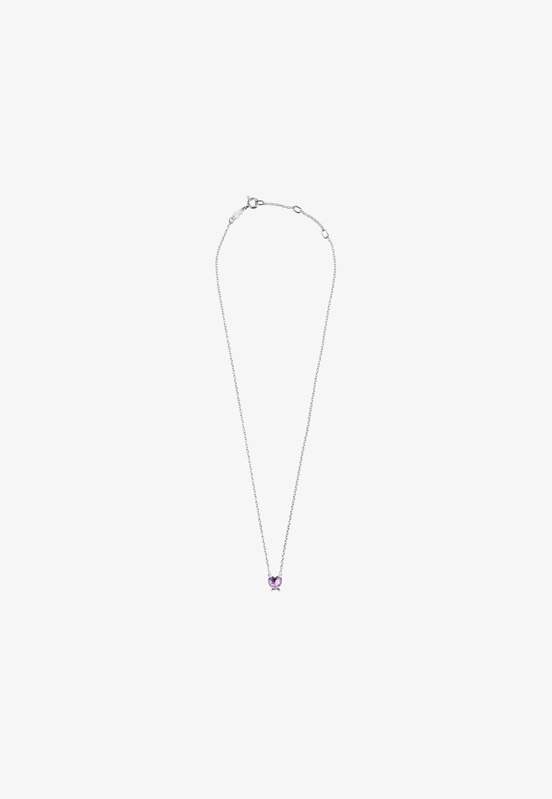 Collana in argento con un pendente a forma di cuore in pietra preziosa viola al centro, caratterizzata da un design delicato e minimalista.