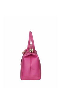 Bolso de piel rosa con forma estructurada, doble asa y detalles en hardware dorado. Superficie texturizada, fondo redondeado y cierre de cremallera.