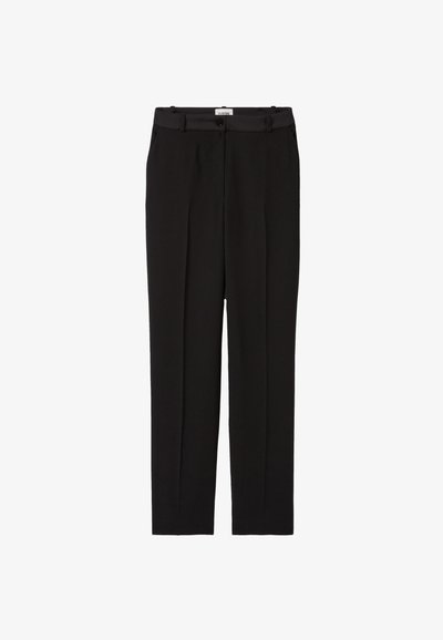 Pantalons noirs ajustés avec une texture tissée lisse, dotés d'une fermeture à bouton, de passants de ceinture et de plis à l'avant pour un look structuré.