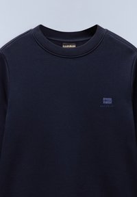Diep marineblauwe sweatshirt van zacht materiaal met een ronde halslijn. Subtiele geborduurde logo op de borst nabij de linkerkant.