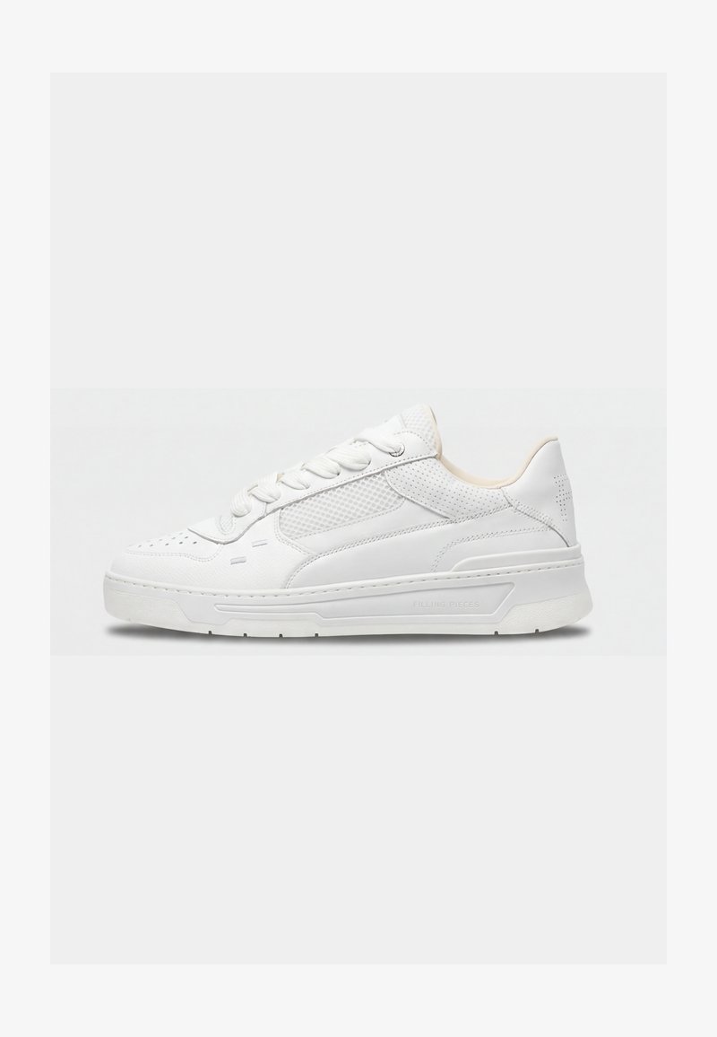 Sneaker bianco low-top con dettagli traforati e pannello laterale in mesh, con suola spessa e design con lacci.