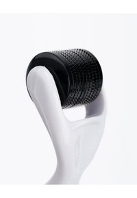 Vit dermaroller med en cylindrisk svart rulle täckt med fina nålar. Handtaget har en slät, böjd design för grepp.