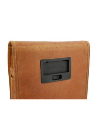 Brun läder laptop sleeve med svarta plastdetaljer. Har rundade kanter, vit sömnad och en säker öppning upptill.