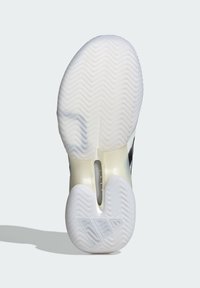 Bílá gumová podrážka tenisky s cikcak vzorem, poloprůhlednou středovou částí a centrálním větracím otvorem.