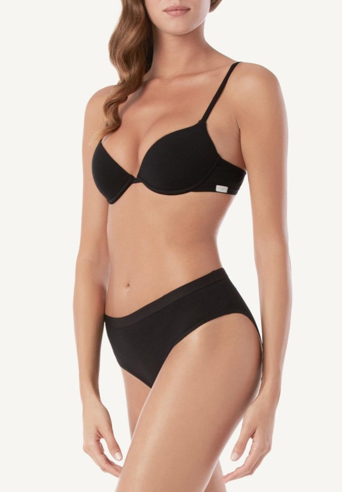 Czarny bezszwowy biustonosz z wyprofilowanymi miseczkami i regulowanymi ramiączkami, połączony z czarnymi majtkami bikini z gładką talią.