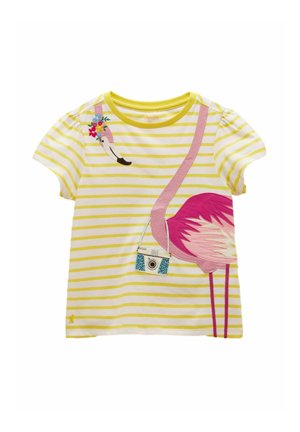 Detské tričko s žlto-bielymi pruhmi a vyšitým ružovým plameniakom, ktorý nosí kvetinovú korunu a drží modro-biely fotoaparát.