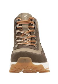 Chaussure de randonnée en daim marron et en maille avec des lacets orange et blancs, dotée d'un col rembourré et d'une semelle en caoutchouc texturé pour une meilleure traction.