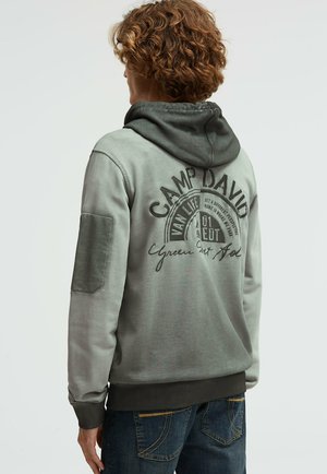 OIL DYED MIT RÜCKEN-ARTWORK - Sweatjacke - dusty green