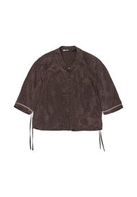 Brązowa, krótka koszula z teksturowanej tkaniny, z guziczkami z przodu i wiązaniami na dole. Rękawy ozdobione dekoracyjnym łańcuszkiem.