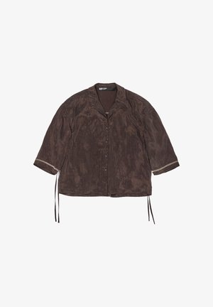 Camicia marrone a maniche corte in tessuto strutturato con chiusura frontale a bottoni e laccetti all'orlo. Presenta un dettaglio decorativo a catena sulle maniche.