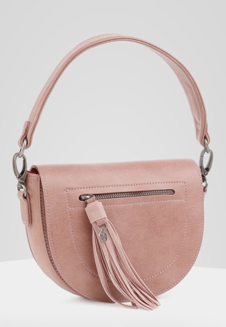 Sac bandoulière demi-lune rose poudré avec poignée supérieure, poche zippée à l'avant et détail de long pompon assorti suspendu à la tirette du zip.