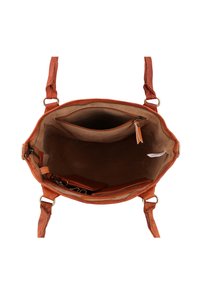 Ruda odinė rankinė su erdviu interjeru, turinti užtraukiamą kišenę ir dvi atviras compartments. Su reguliuojamais diržais.