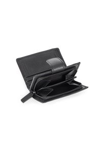 Czarny portfel ze skóry o fakturowanym wykończeniu, wyposażony w klapkę zamykaną na zatrzask, liczne przegródki na karty, dwie komory oraz kieszeń na zamek.