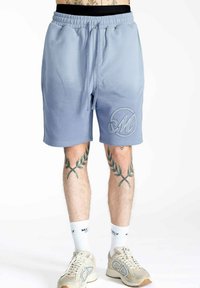 Lyseblå bomuldsshorts med elastisk talje, med et skrifttype-logo broderet på venstre ben. Glat tekstur, knælængde.