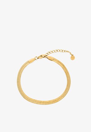 Bransoletka z płaskim łańcuszkiem w złotym odcieniu, z zapięciem typu karabińczyk i regulowanym przedłużeniem na białym tle.