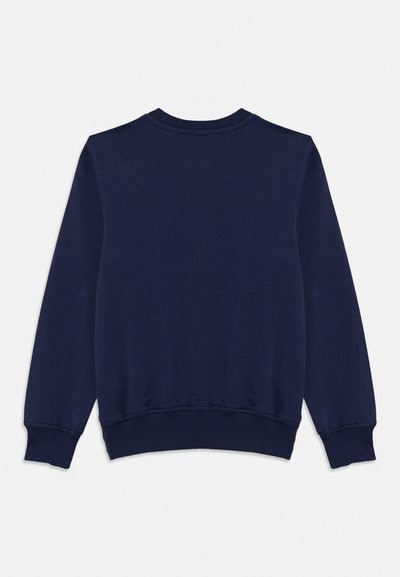 Marineblå langermet genser med rund hals og ribbestrikkede mansjetter og kant, vist bakfra på hvit bakgrunn.