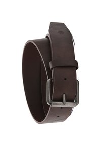 Brūna ādas josta ar matētu tekstūru, ar metāla sprādzi un caurumiem regulēšanai. Vienkāršs dizains bez redzamām rakstu ainām.