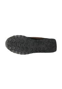 Semelle d'une chaussure marron avec un crampon en caoutchouc noir présentant des motifs triangulaires et circulaires pour l'adhérence.