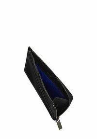 Portafoglio in pelle nera con un esterno testurizzato e un interno blu a contrasto. Presenta una chiusura con zip prominente e dettagli metallici.