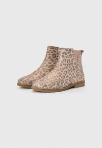 Botas de tobillo con estampado de leopardo, fabricadas en material sintético texturizado, con paneles laterales elásticos y suela de goma plana.