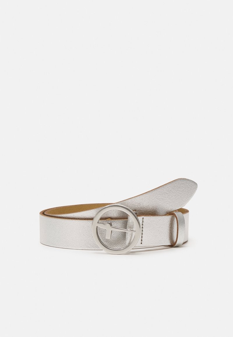Ceinture texturée argentée roulée avec boucle ronde argentée et ardillon sur fond blanc uni.