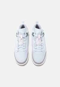 Ανοιχτό μπλε αθλητικά παπούτσια με υφασμάτινη γκρι ενδιάμεση σόλα, ροζ λεπτομέρειες και λεία δερμάτινη επένδυση. Διαθέτουν κλείσιμο με κορδόνια και σήμα επωνυμίας.