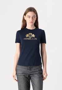 Tommy Hilfiger - SLIM VARSITY - Print T-shirt - dark night navy Thumbnail Image 1