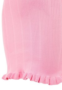 Vêtement en tricot rose à côtes avec un ourlet volé. Texture douce et design ajusté. Des rayures verticales mettent en valeur la silhouette.