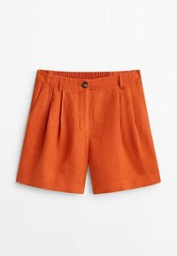 Shorts pour femmes orange taille haute avec plis sur le devant, fermeture à bouton, passants de ceinture et taille légèrement élastique sur fond blanc.