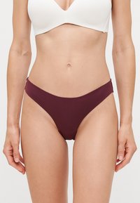 Bordeaux bikini onderstuk met een gladde textuur, een laag uitgesneden ontwerp en een gematigde pasvorm, met zijnaad en een elastische tailleband.