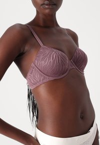 Calvin Klein Underwear LIGHTLY LINED DEMI SHEER MARQ LACE - Podprsenka bez kostíc - keepsake rose
