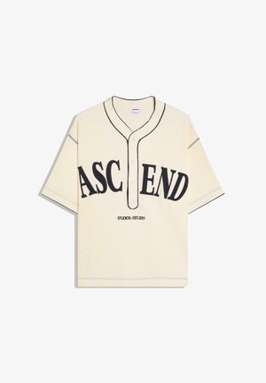 Chemise style baseball crème à manches courtes avec bordure noire, boutons devant, et grand texte noir "ASCEND" avec "STUDIOS - EST. 2001" en dessous.