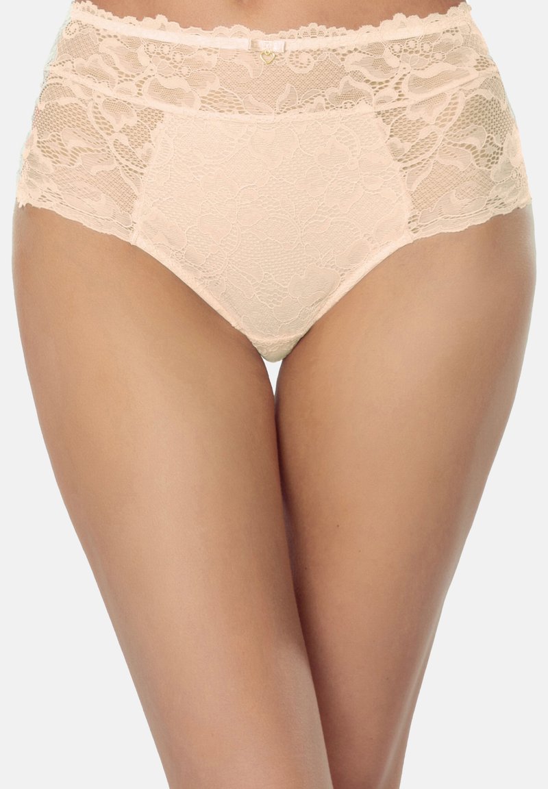 Pfirsichfarbene Spitzen-Hochbundslips mit floralem Muster, weicher Textur, gewellten Kanten und kleinen goldenen Herzakzenten am Bund.