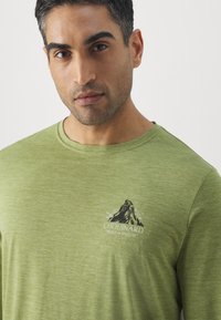 Patagonia COOL DAILY GRAPHIC LANDS - Hosszú ujjú felső - buckhorn green
