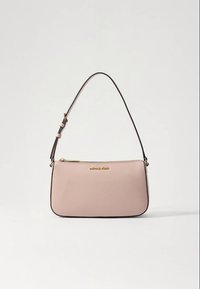 Rožinės sintetinio odos rankinė, plono profilio, su auksiniu užtrauktuku ir logotipo detalėmis. Turi vieną reguliuojamą dirželį su kontrastingu siuvimu.