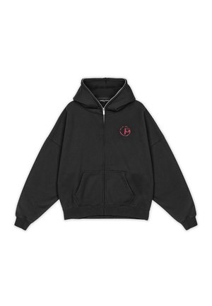 Sudadera negra con cremallera hecha de un tejido suave. Presenta una capucha grande, bolsillos frontales y un pequeño logo en burdeos en el pecho.