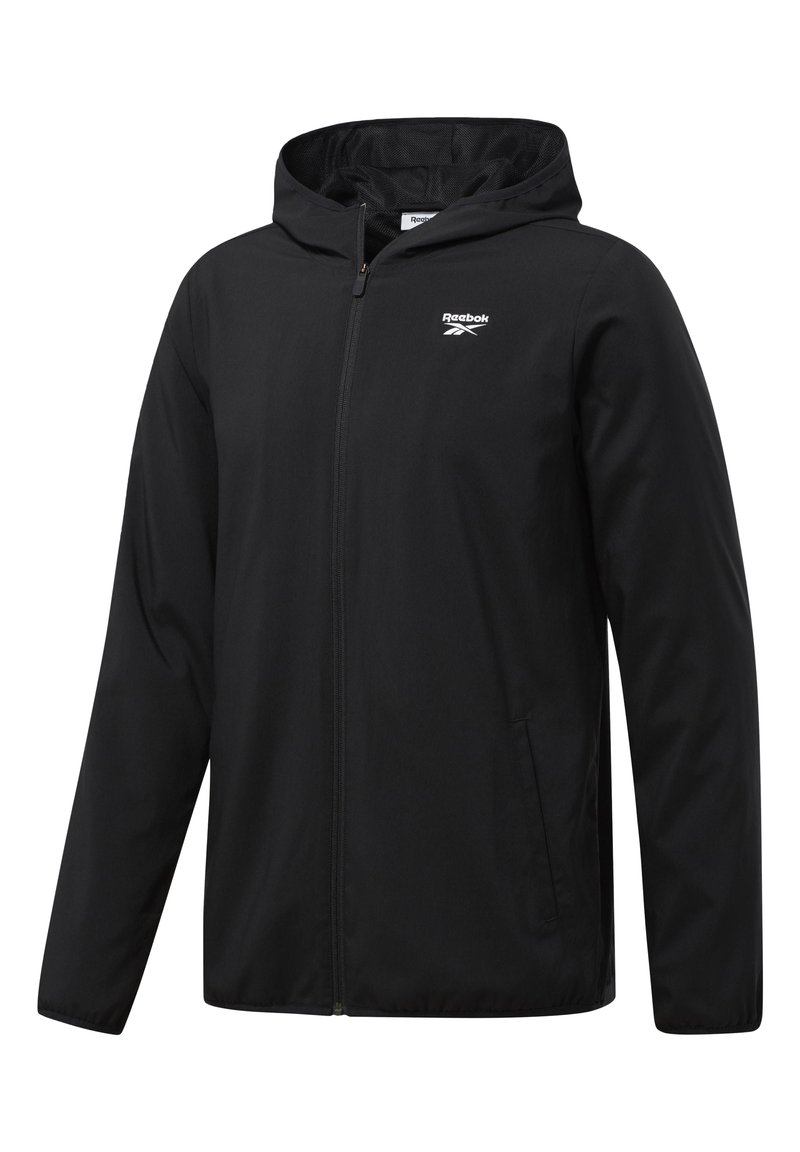 Crna jakna na patentni zatvarač s kapuljačom, izrađena od lagane tkanine, s Reebok logom na prsima i bočnim džepovima.