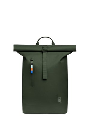 Sac à dos vert à rabat supérieur avec une poche zippée, une poignée, une sangle ajustable et des accents de couleur bleue, orange et blanche. Fabriqué dans un matériau résistant.