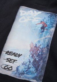 Felpa nera con una grande stampa grafica di una scena di snowboard, accompagnata dal testo "DAY OFF READY SET GO" in un carattere audace e dinamico.