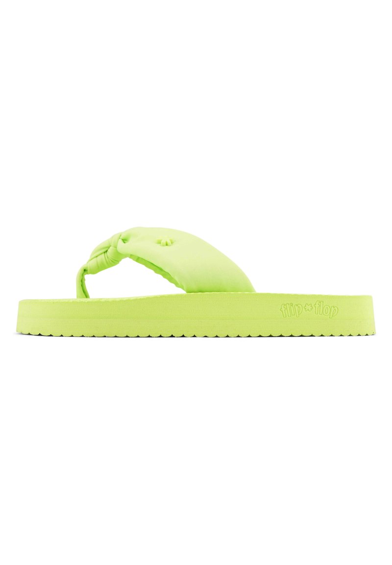 Grüner Flip-Flop mit dickem Riemen und strukturierter Sohle, aus weichem Material gefertigt, mit Logo-Detail und gewelltem Rand an der Sohle.