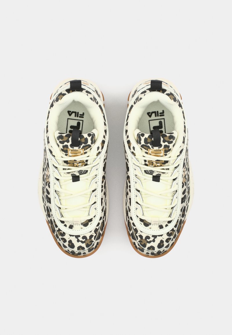 Leopardmuster-Sneaker mit einem cremefarbenen Hintergrund, ausgestattet mit schwarzen Akzenten, weißen Schnürsenkeln und einer Gummisohle. HELLER & SCHWARZER FILA-Logo.