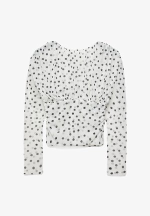 Biela priehľadná blúzka s dlhým rukávom a čiernymi bodkami, s nariaseným detailom na hrudi a páse a s širokým výstrihom do kolesa.