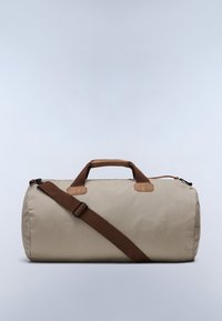 Borsa duffel beige realizzata in tessuto resistente, con manici marroni e tracolla regolabile. Forma rotonda con una sottile texture e dettagli.