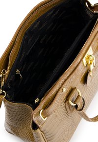 Sac à main marron en cuir gaufré crocodile avec des garnitures dorées, une fermeture zippée en haut et un intérieur noir doublé comportant plusieurs compartiments et une marque.